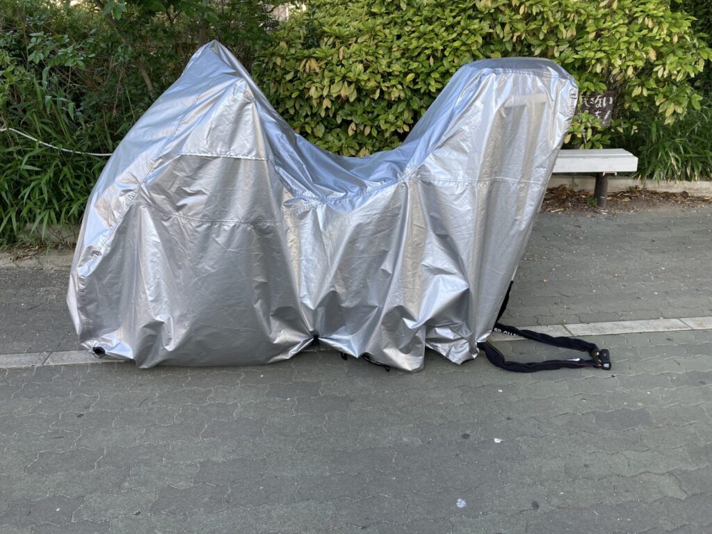 PCX125にBarrichelloバイクカバー2Lを装着した状態(真横から)。SHADトップケース部分もしっかり覆われている