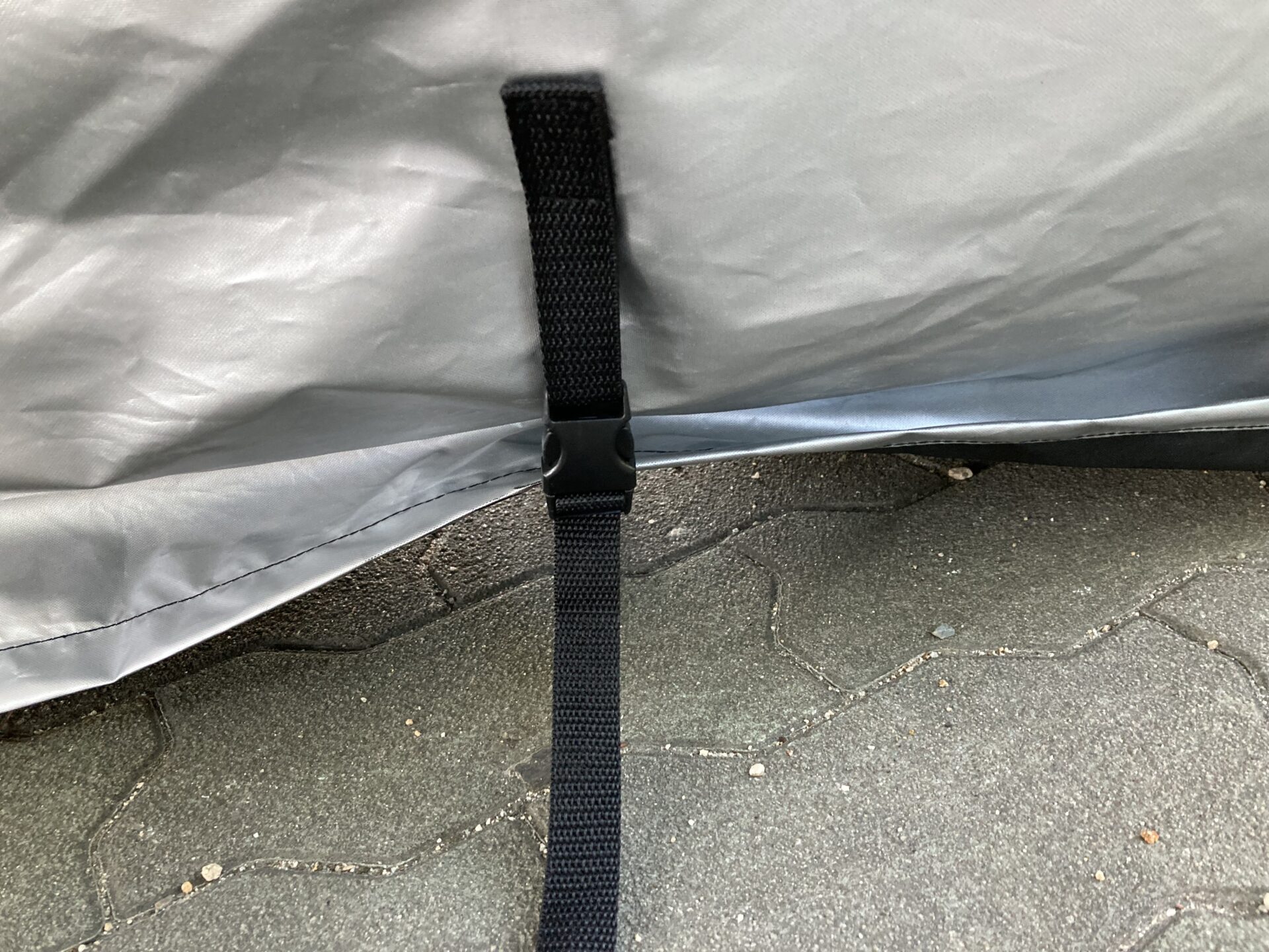 Barrichelloバイクカバーのセンターベルトとバックル。しっかりした作りで風でのめくれを防ぐ