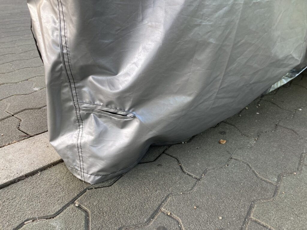 Barrichelloバイクカバーの前輪下部のゴム部分。PCX125のタイヤに密着して固定されている