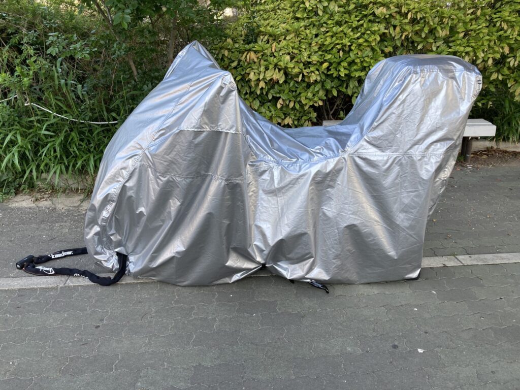 PCX125にBarrichelloバイクカバー2Lを装着した状態(真横から)。SHADトップケース部分もしっかり覆われている