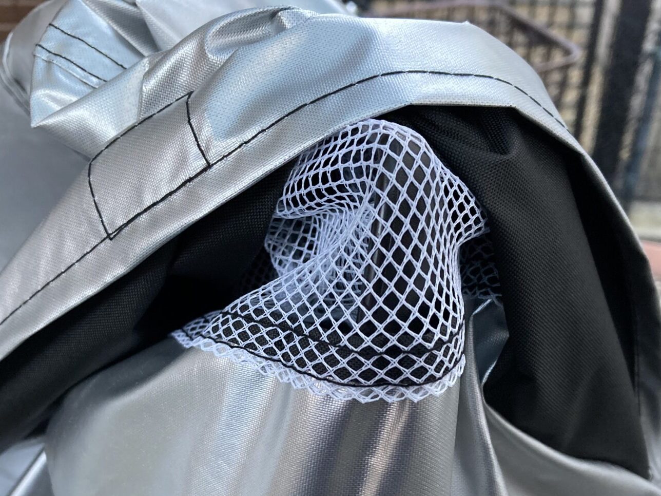Barrichelloバイクカバーのミラー部分にある通気ダクト。メッシュ状でマジックテープ付きの開閉式