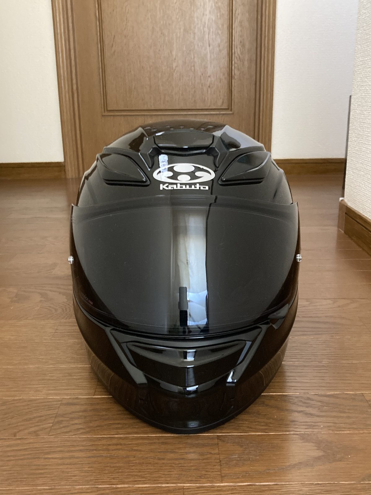 ミディアムスモークシールドを装着したOGK KABUTO SHUMAの正面