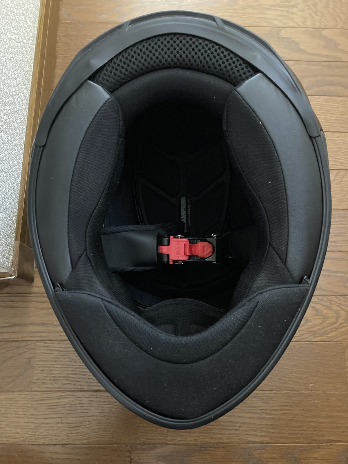 SHUMAの内装。赤いタブのマイクロラチェットバックル