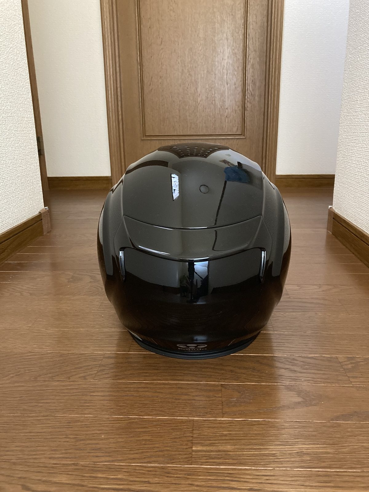OGK KABUTO SHUMAの後方。リアスポイラーと排気ベンチレーション