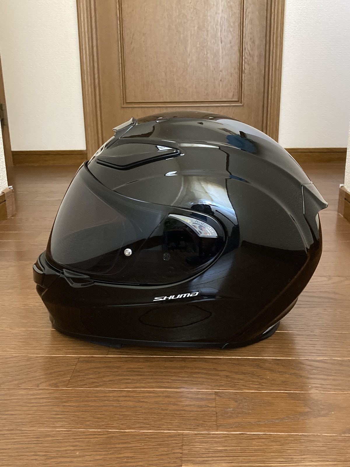OGK KABUTO SHUMAの左側面。SHUMAロゴが入る