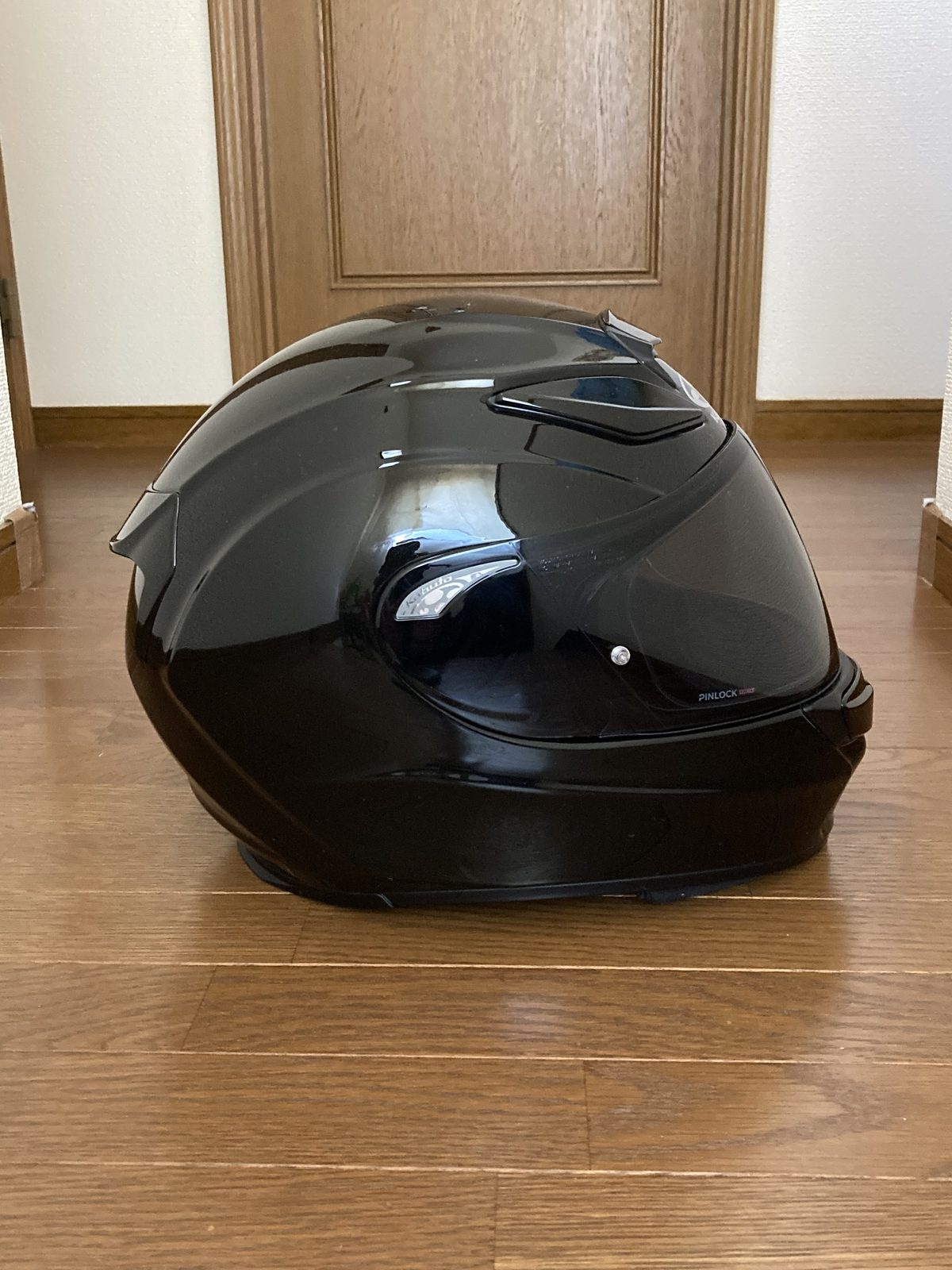 SHUMAの右側面。シールド下端にPINLOCK 120XLTの表記