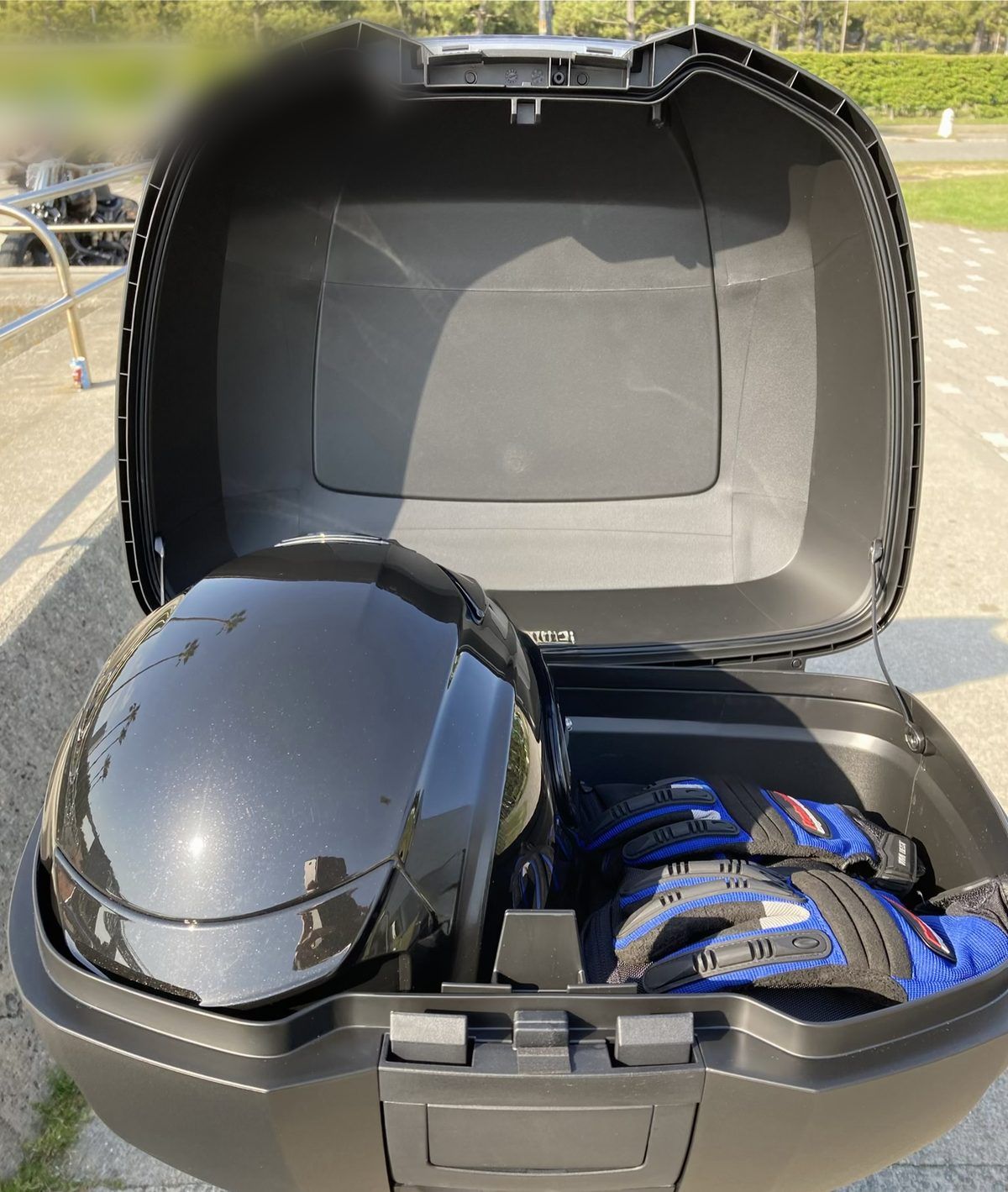 SHAD SH44にOGK KABUTO SHUMAのフルフェイスヘルメットを入れたところ。グローブを入れてもまだ余裕がある