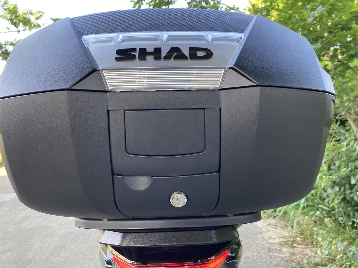 PCX125に装着したSHAD SH44トップケースを後方から見たところ。SHADロゴとキーシリンダーが見える